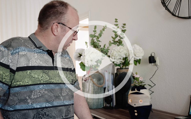 digitaal header play