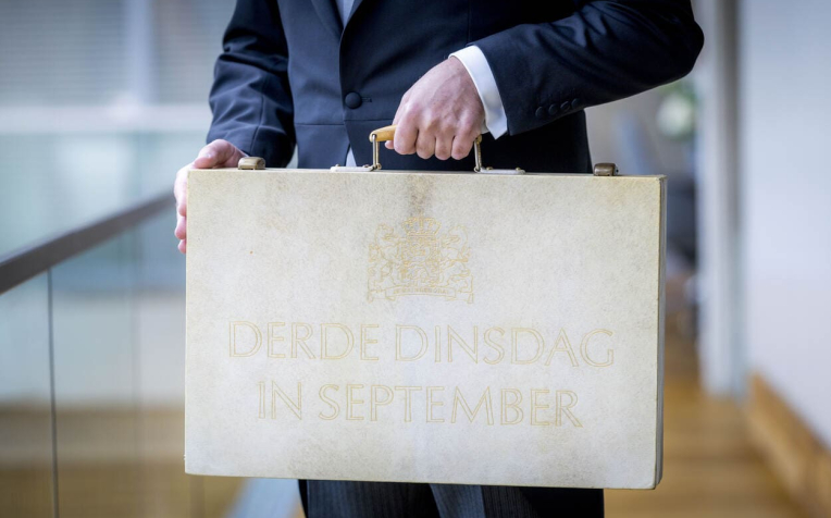 Het koffertje van de Minister van Financiën met de tekst "Derde dinsdag in september."