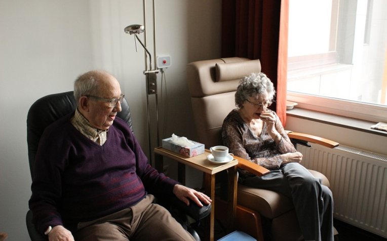 Ouder echtpaar in verpleeghuis