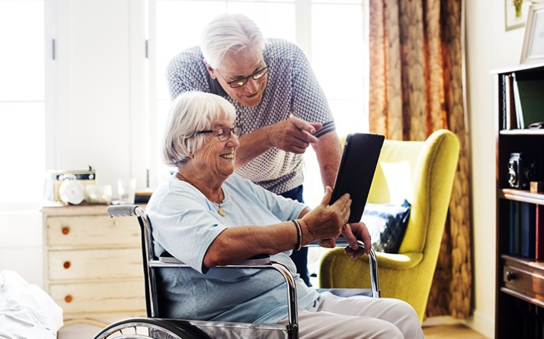 Ouder echtpaar met iPad 