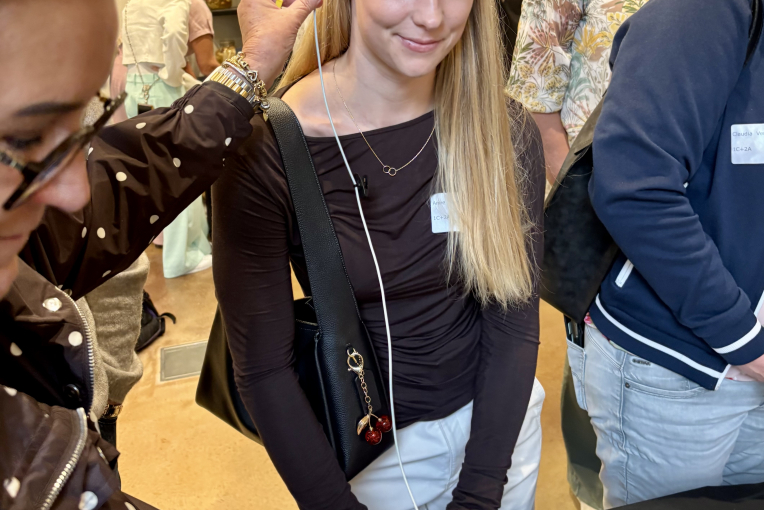 Foto van een demonstratie van een gehoortest 