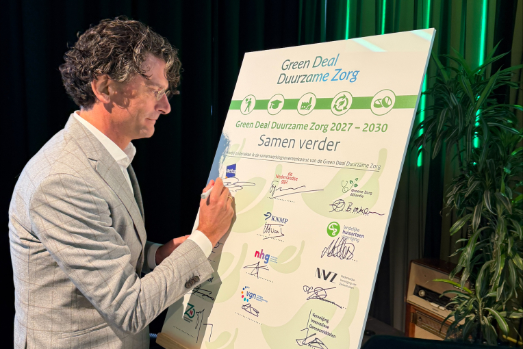 Robin Bremekamp ondertekent nieuwe Green Deal Duurzame Zorg 'Samen verder'