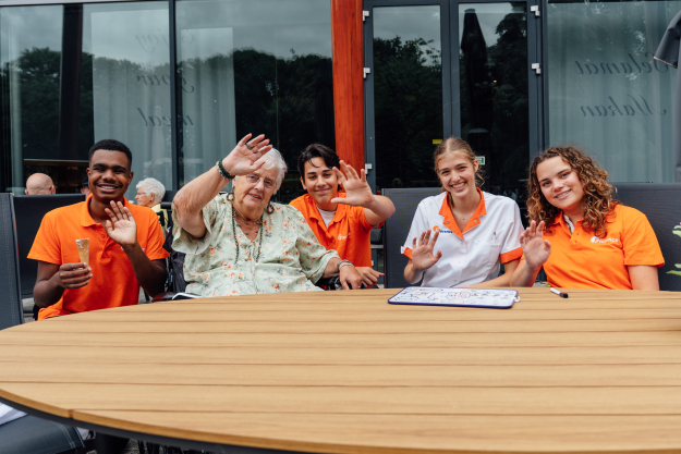 Vakantiekrachten met bewoner aan tafel