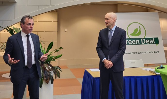 Ernst Kuipers en Mark Harbers bij de ondertekening van de Green Deal 3.0