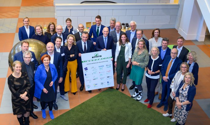 Groepsfoto ondertekening Green Deal Duurzame Zorg 3.0