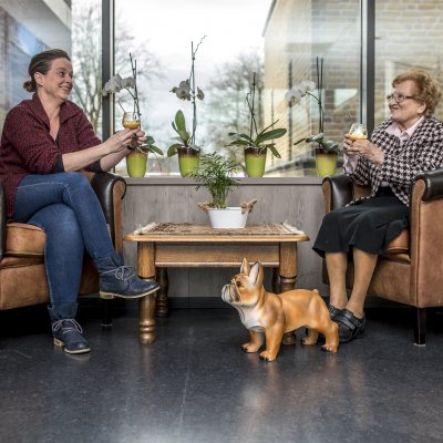 Oudere met mantelzorger Amalia zorg 