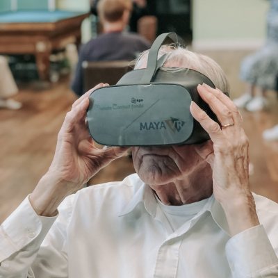 Oude man met VR bril op