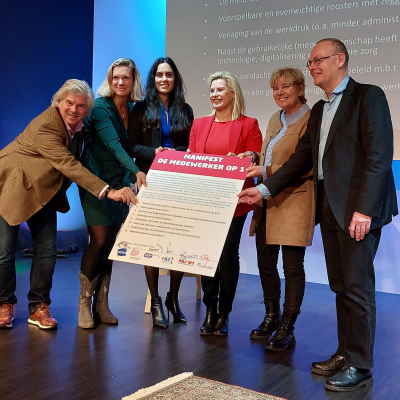 Ondertekening manifest - medewerker op een