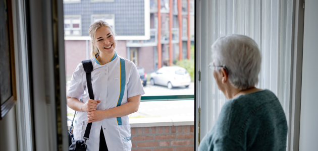Dame doet open voor wijkverpleegkundige 