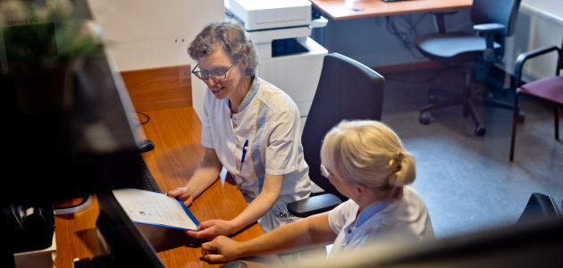 Zorgmedewerkers in overleg 