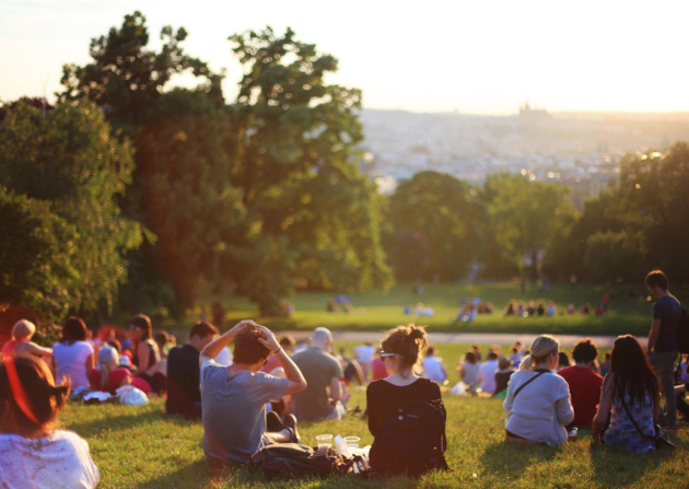 Groep mensen in park 