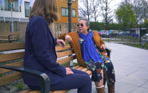 2 personen in gesprek op een bankje