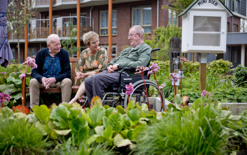 heren in de tuin 