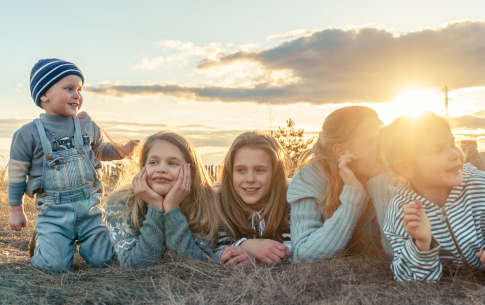 Vijf kinderen op een rij