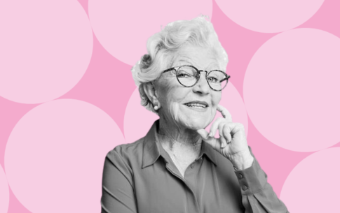 Mevrouw met gekleurde achtergrond