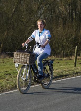 wijkverpleging onderweg op de fiets