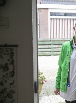 Wijkverpleegkundig belt aan bij voordeur