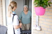 Wijkverpleging aan de deur bij dame 