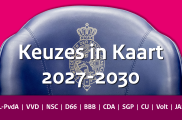 Een afbeelding van een Tweede Kamerzetel met daarop in tekst 'Keuzes in Kaart 2027-2030' en daaronder de namen van de politieke partijen GrL-PvdA, VVD, NSC, BBB, D66, CDA, SGP, CU, VOLT, JA21