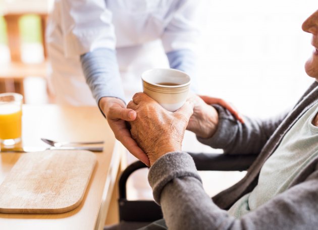 Oprechte aandacht - handen samen met kop koffie 