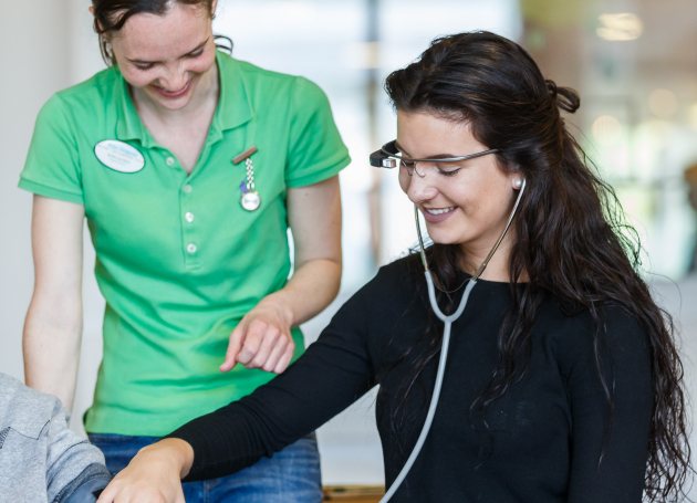 Jonge verpleegkunde student met smartglass