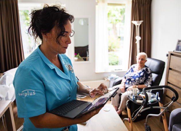 Medewerker van Surplus bij cliënt thuis