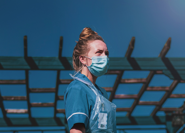 Vrouw in corona uniform
