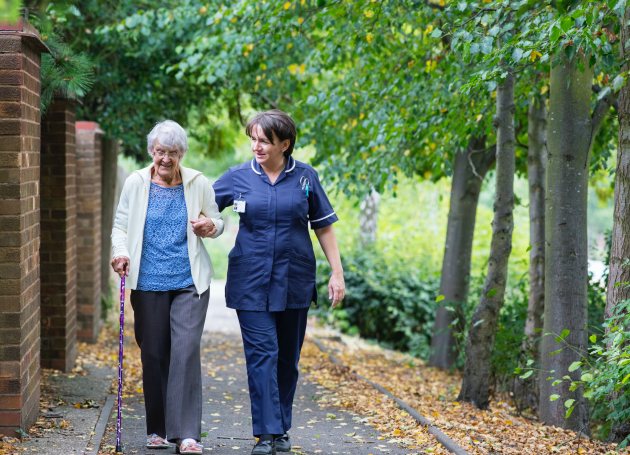 Buiten wandelen met zorgverlener