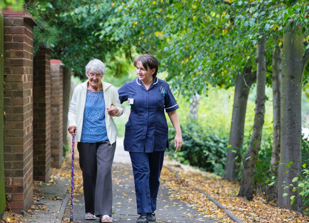 Buiten wandelen met zorgverlener 