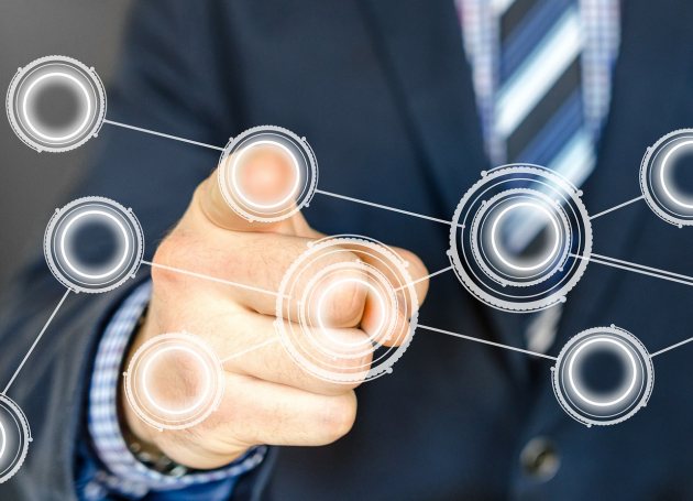 Hand raakt digitaal scherm aan
