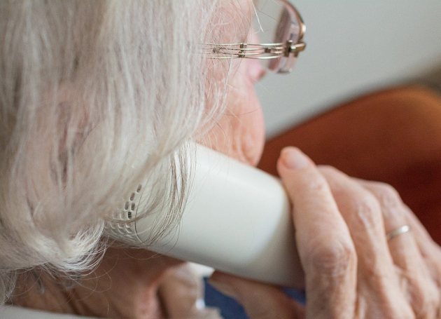 Vrouw aan telefoon