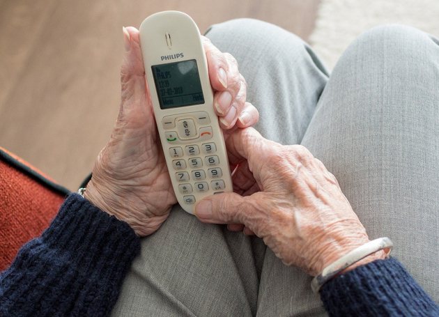 Oudere met telefoon