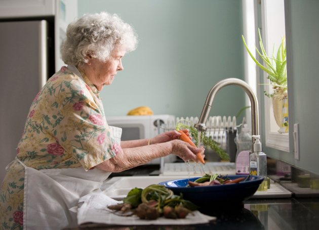 Dame in keuken 