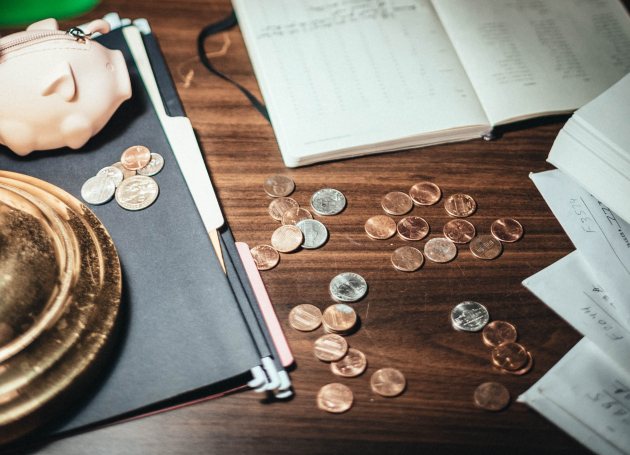 Spaarpot met geld en kasboek