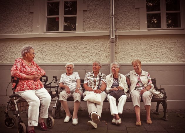 Dames gezellig praten