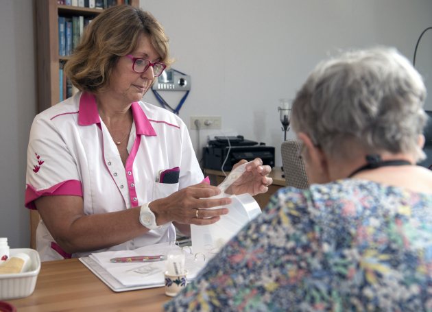 Zorgverlener met client 