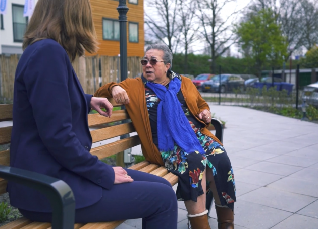2 personen in gesprek op een bankje