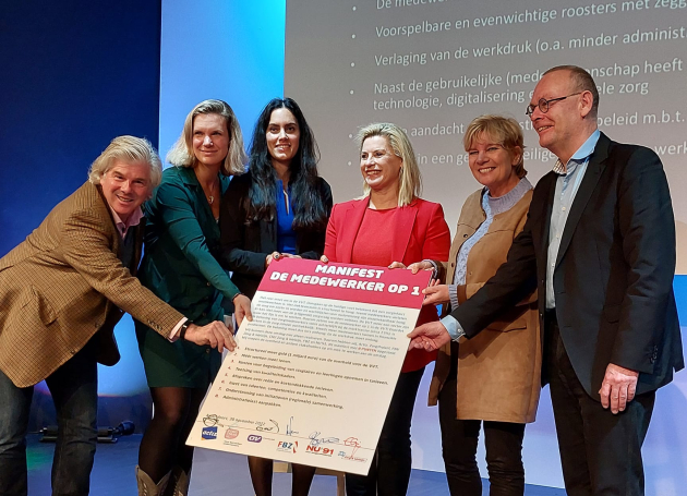 Ondertekening manifest - medewerker op een