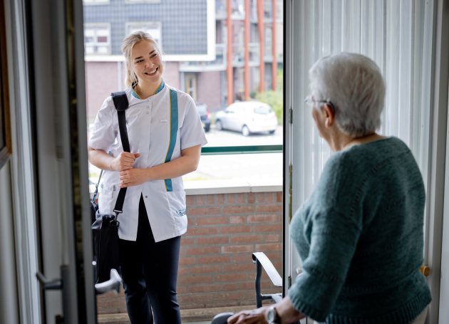 Dame doet open voor wijkverpleegkundige 