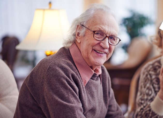 Oude man met glimlach