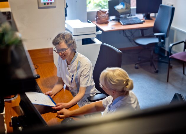 Zorgmedewerkers in overleg 