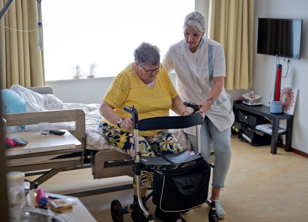 Zorgmedewerker helpt client bij revalidatie