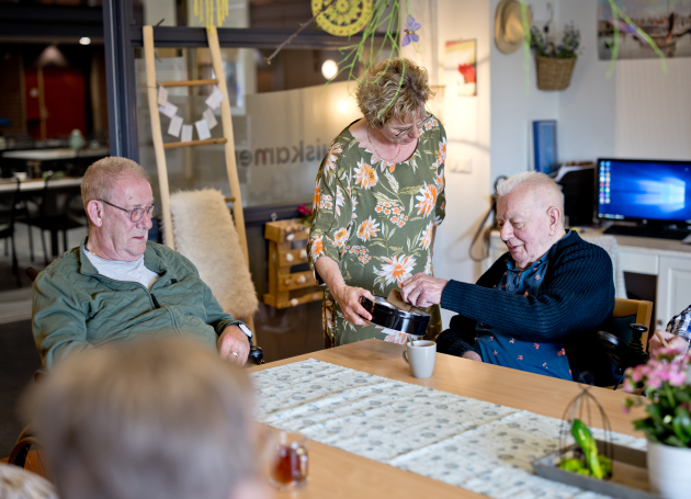 Bewoners drinken met elkaar koffie 