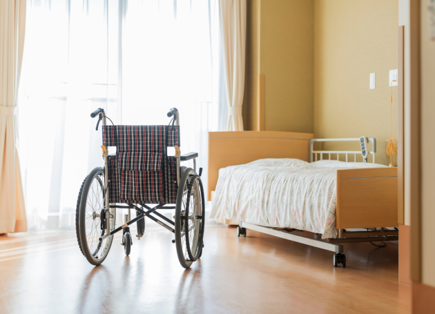 Kamer met bed en rolstoel