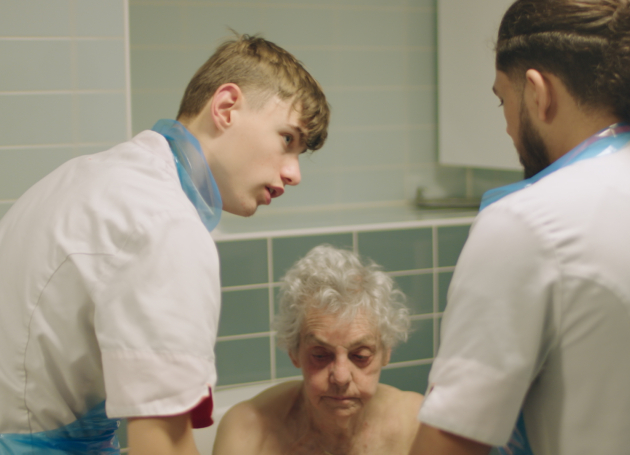 Zorgstudent Kenny leert iemand te wassen