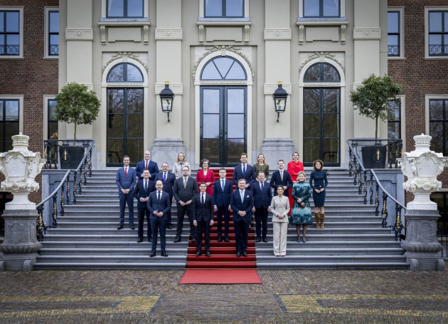 Kabinet Jetten met Koning Willem-Alexander op het bordes van Huis ten Bosch