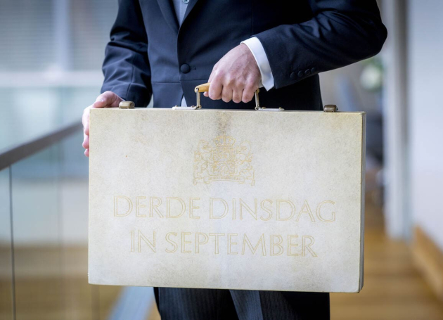 Het koffertje van de Minister van Financiën met de tekst "Derde dinsdag in september."