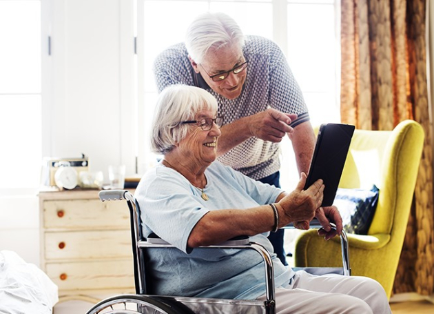 Ouder echtpaar met iPad 