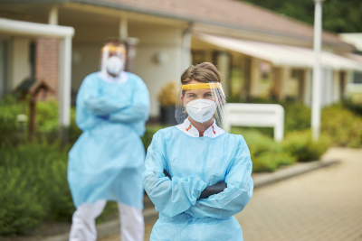 Zorgmedewerkers in beschermende kleding