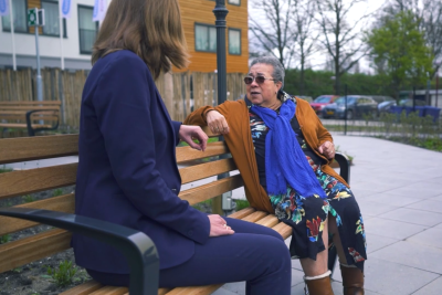 2 personen in gesprek op een bankje